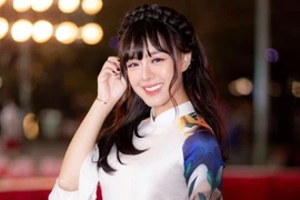 Nữ MC xinh đẹp tại PMPL S3 hé lộ: Rơi nước mắt vì nhiều áp lực!