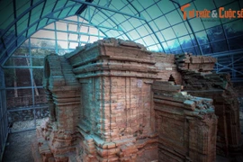 Soi chi tiết tòa tháp cổ vừa lập kỷ lục thế giới của Việt Nam