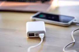 Khi sạc nên cắm điện thoại trước hay cắm sạc trước?