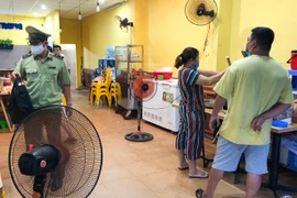 Quán bún bán hàng bất chấp lệnh cấm