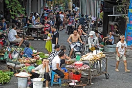 Chợ cóc Hà Nội hấp dẫn lạ thường qua ống kính Tây