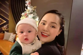 Vợ cầu thủ Duy Mạnh đón tuổi mới bên gia đình