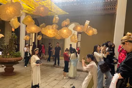 Kiếm hàng chục triệu/ngày với trào lưu chụp ảnh Tết Hà Nội