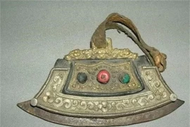 Bà lão dọn dẹp nhà cửa, bất ngờ tìm thấy cổ vật ngàn năm