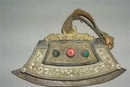 Bà lão dọn dẹp nhà cửa, bất ngờ tìm thấy cổ vật ngàn năm