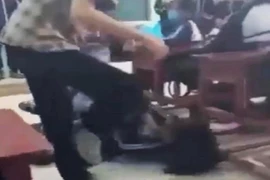Nữ sinh bị đánh hội đồng ngay trong lớp học