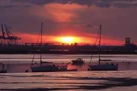 Video: Hoàng hôn tuyệt đẹp trong ngày nóng ở Kent