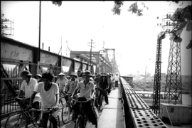 Ngắm cuộc sống ở Hà Nội năm 1992 qua loạt ảnh sinh động