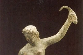 Tại sao bức tượng nữ đấu sĩ La Mã cổ đại lại có tư thế kì lạ?