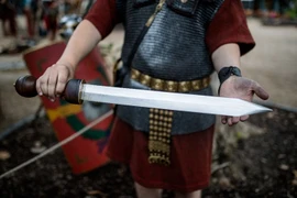 Cận cảnh thanh kiếm cổ sắc lẹm khiến kẻ địch 'kinh hồn bạt vía'