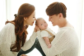 Hôn nhân "vợ già chồng trẻ" trong showbiz chỉ là giả tạo? 