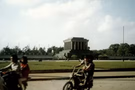 Quảng trường Ba Đình những năm 1980-1990 qua ống kính quốc tế