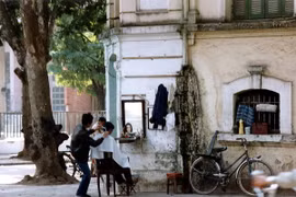 Loạt ảnh sinh động về cuộc mưu sinh trên hè phố Hà Nội năm 1990