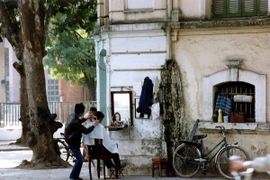 Loạt ảnh sinh động về cuộc mưu sinh trên hè phố Hà Nội năm 1990