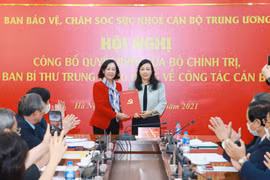 Bà Nguyễn Thị Kim Tiến nhận quyết định nghỉ hưu