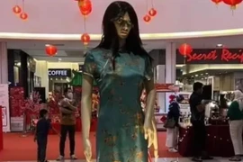 Ma-nơ-canh đón Tết ở trung tâm thương mại Malaysia khiến khách hết hồn 