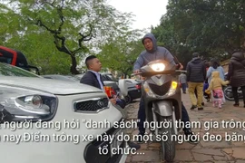 Video: Đi Văn Miếu xin chữ đầu năm, người dân bị “chặt chém” tiền gửi xe máy