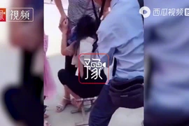 Bé gái vùng vẫy khi bị cắt tóc, phẫn nộ thái độ người mẹ 