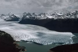 Không thế tin nổi thứ được tìm thấy trong sông băng ngàn tuổi