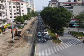 Hình ảnh công nhân xén vỉa hè để mở rộng lòng đường Trần Đăng Ninh