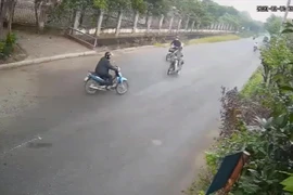 2 tài xế xe máy gặp họa vì kiểu chạy xe như chốn không người