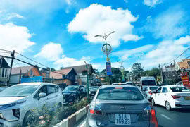 Du khách nườm nượp du xuân, Đà Lạt ùn ứ ở nhiều tuyến đường