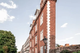 Toà nhà siêu mỏng án ngữ ‘đất vàng’, giá hơn 24 tỷ/đồng mỗi căn