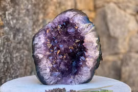 Tiết lộ sốc về loại đá màu tím khiến nhiều đế vương mê mẩn