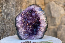 Tiết lộ sốc về loại đá màu tím khiến nhiều đế vương mê mẩn