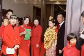 Cô dâu đeo vàng nặng trĩu cổ trong đám cưới gây xôn xao