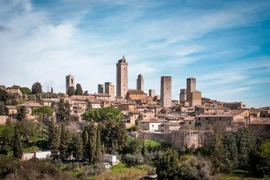 Choáng ngợp với những tòa nhà “chọc trời” 800 tuổi ở Italia