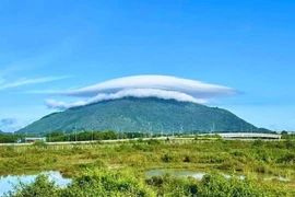 Vì sao mây hình đĩa bay xuất hiện ở đỉnh núi Chứa Chan?