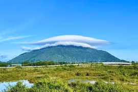 Vì sao mây hình đĩa bay xuất hiện ở đỉnh núi Chứa Chan?