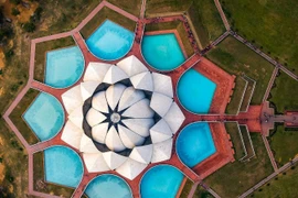 Choáng ngợp với kỳ quan kiến trúc của đạo Baha'i ở Ấn Độ