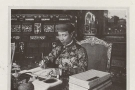 Ảnh để đời về vua Khải Định trong cuốn sách cổ của Pháp