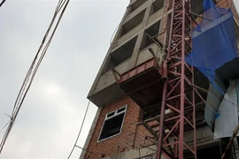 Sập giàn giáo công trình ở TP.HCM, ba công nhân rơi xuống đất 