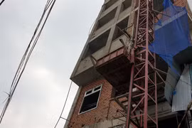 Sập giàn giáo công trình ở TP.HCM, ba công nhân rơi xuống đất 