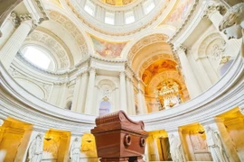 Soi từng ngóc ngách nơi chôn cất hoàng đế Napoleon