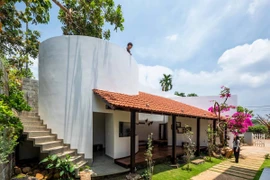 Ngôi nhà không cửa, mái ngói đỏ rực giữa nền trời