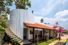 Ngôi nhà không cửa, mái ngói đỏ rực giữa nền trời