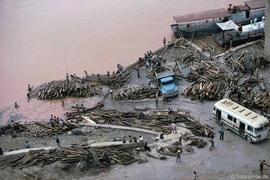 Kế sinh nhai của nhiều người mỗi khi thủy điện Hòa Bình xả nước