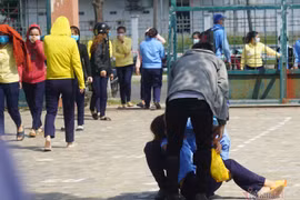 Xếp hàng chờ xét nghiệm dưới nắng nóng, công nhân ở Đà Nẵng ngất xỉu