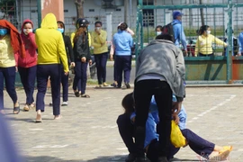 Xếp hàng chờ xét nghiệm dưới nắng nóng, công nhân ở Đà Nẵng ngất xỉu