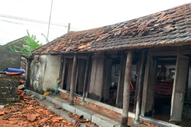 Lốc xoáy làm tốc mái hàng chục ngôi nhà ở Quảng Ninh