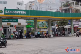 Thêm nhiều cây xăng khan hàng, bán cầm chừng cho khách