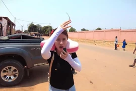 Lộ ảnh Quang Linh Vlog "đuổi khéo" khi bị Bà Nhân Vlog bóc phốt