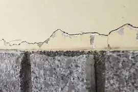 Quảng Ngãi: Nhiều ngôi nhà bị nứt do ảnh hưởng động đất ở Kon Tum