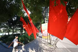 Du khách đổ về hồ Gươm, phố cổ thì cờ đỏ rợp trời tung bay trong nắng thu