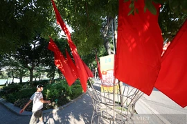 Du khách đổ về hồ Gươm, phố cổ thì cờ đỏ rợp trời tung bay trong nắng thu