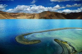 Sửng sốt cảnh đẹp ở hồ nước đổi màu kỳ diệu trên dãy Himalaya